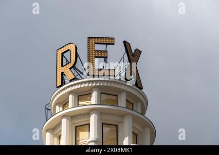 Gros plan de l'enseigne Grand Rex. Le Grand Rex est une salle de cinéma et de spectacle parisienne construite en 1932 dans le style Art déco, à Paris, France Banque D'Images