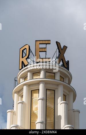 Gros plan de l'enseigne Grand Rex. Le Grand Rex est une salle de cinéma et de spectacle parisienne construite en 1932 dans le style Art déco, à Paris, France Banque D'Images