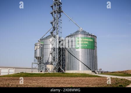 Silos dans l'Indiana rural avec les graphiques de Beck's Seed Company sur le côté. Liban AUX États-Unis le 8 avril 2024 Banque D'Images