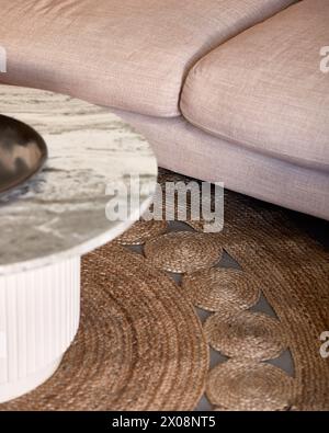 Un gros plan d'un salon moderne avec une section d'un canapé rose confortable et une table basse décorative en marbre avec un bol métallique, sur une texture Banque D'Images