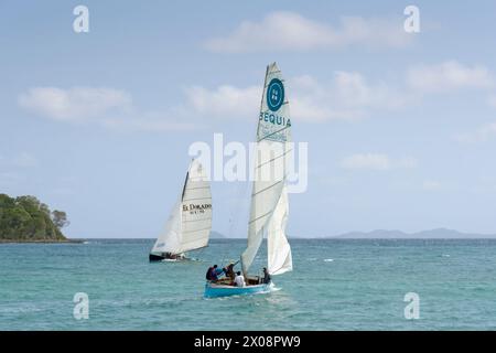 Course de yacht du dimanche à Friendship Bay, île de Bequia, St Vincent et les Grenadines, Caraïbes Banque D'Images