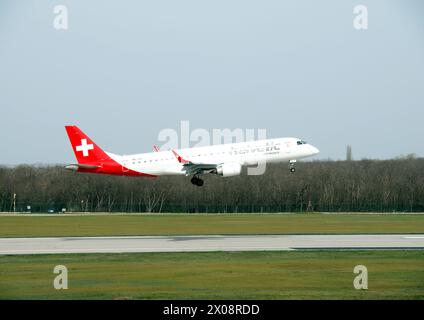 Helvetic Airways (est une compagnie aérienne régionale suisse), Embraer E190-E2 Airplane, Cargo Hill, Budapest, Hongrie, Magyarország, Europe Banque D'Images