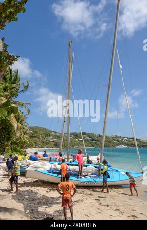 Course de yacht du dimanche à Friendship Bay, île de Bequia, St Vincent et les Grenadines, Caraïbes Banque D'Images