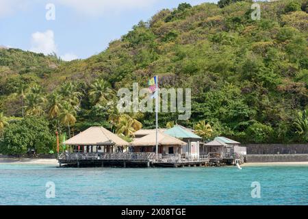 Le légendaire Basil's Bar à Britannia Bay, Lovell Village, Mustique Island, St Vincent et les Grenadines, Caraïbes Banque D'Images