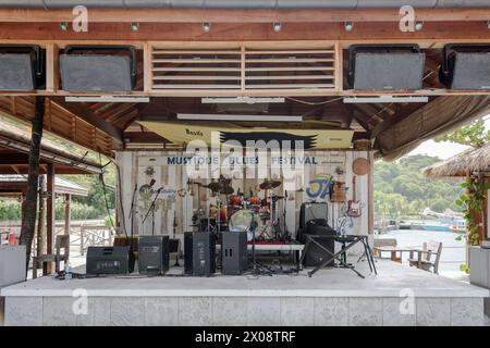 Le Mustique Blues Festival annuel a lieu au légendaire Basil's Bar à Britannia Bay, Mustique Island, St Vincent et les Grenadines, Caraïbes Banque D'Images