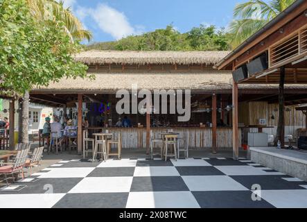 Le légendaire Basil's Bar à Britannia Bay, Lovell Village, Mustique Island, St Vincent et les Grenadines, Caraïbes Banque D'Images