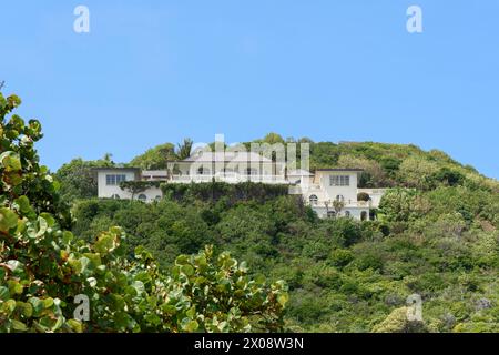 Hibiscus Villa, surplombant Macaroni Beach, Mustique Island, St Vincent et les Grenadines, Caraïbes Banque D'Images