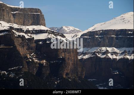 Vue majestueuse sur les falaises enneigées et les sommets à Ordesa, Torla, au parc national de Huesca Espagne dans les Pyrénées. Banque D'Images