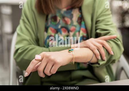 Une femme présente ses vêtements et accessoires sur le thème du printemps, avec des couleurs vives et des bijoux élégants Banque D'Images