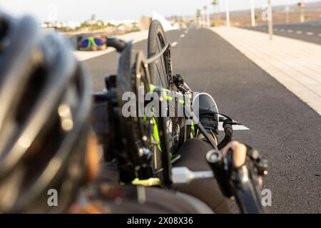 Coureuse de vélo à main féminine méconnaissable surveillant ses performances sur un écran d'ordinateur de cyclisme pendant son entraînement. Banque D'Images