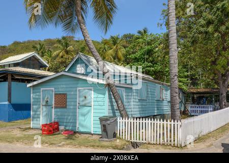 Bâtiments colorés en bois peint à Britannia Bay, Lovell Village, Mustique Island, St Vincent et les Grenadines, Caraïbes Banque D'Images