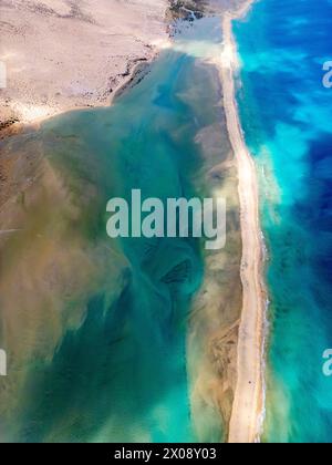 Cette image aérienne capture les eaux turquoises envoûtantes et les rives sablonneuses de Cofete Beach, située au sud de Fuerteventura Banque D'Images