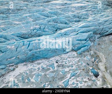 Captivante photo aérienne des motifs glaciaires complexes de l'Islande, mettant en valeur un mélange de teintes bleues glacées et de textures rugueuses Banque D'Images