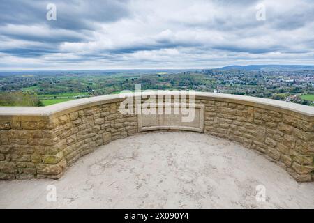 Plaque sur le mémorial des Salomons au sommet de Box Hill près de Dorking, Surrey, au sud-est de l'Angleterre en souvenir du donateur Léopold Salomons de Norbury Park Banque D'Images