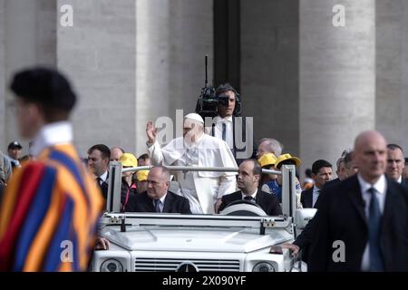 Cité du Vatican, Vatican, 10 avril 2024. Le pape François lors de son audience générale hebdomadaire en préparation Place Pierre au Vatican. v Banque D'Images