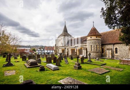 Extérieur (vue latérale) de l'église paroissiale St Michael & All Angels classée Grade II* à Mickleham, un village à l'extérieur de Dorking, Surrey Banque D'Images