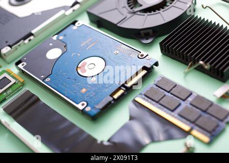Gros plan des composants d'un vieil ordinateur portable sur une table. Banque D'Images