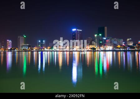 DA NANG, VIETNAM - 05 JANVIER 2016 : panorama nocturne du front de mer de la ville Banque D'Images