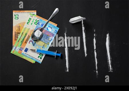 lignes de cocaïne avec seringue et cuillère, sac plein d'héroïne sur fond noir et pile d'argent en euros. arrêtez les drogues et la dépendance. Banque D'Images