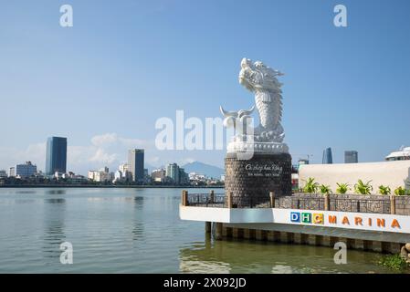 DA NANG, VIETNAM - 06 JANVIER 2016 : dragon de rivière au-dessus de la rivière Han Banque D'Images