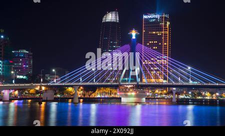 DA NANG, VIETNAM - 05 JANVIER 2016 : Pont Sud en illumination nocturne Banque D'Images