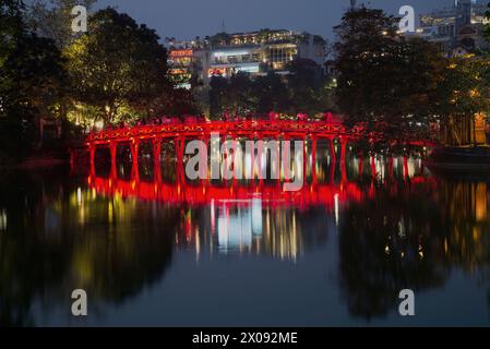 HANOI, VIETNAM - 10 JANVIER 2016 : Pont rouge (pont de lumière du matin) sur le lac Hoan Kiem la nuit Banque D'Images