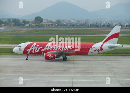 HANOI, VIETNAM - 12 JANVIER 2016 : Airbus A320-216 à l'aéroport de Noi Bai en début de matinée Banque D'Images