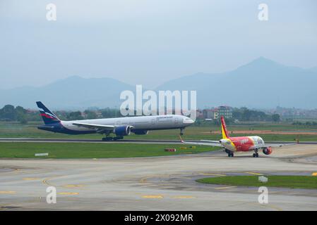 HANOI, VIETNAM - 12 JANVIER 2016 : atterrissage du Boeing 777-3M0 (VP-BGC) d'Aeroflot à l'aéroport de Noi Bai Banque D'Images