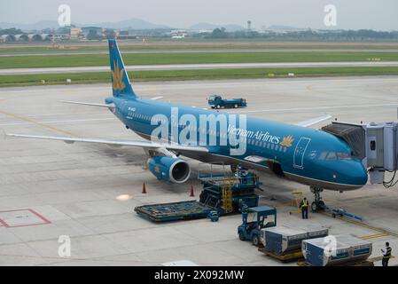 HANOI, VIETNAM - 12 JANVIER 2016 : préparation d'un Airbus A321 (VN-A602) avec Vietnam Airlines avant le départ à l'aéroport de Noi Bai Banque D'Images