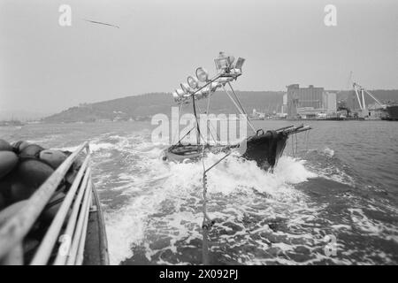Aktuell 34-1-1973 : Storfiske på Oslo havnBrislingen skyr ikke kloakkutslipene fra storbyen. Tusenvis av skjepper som er fanget like utenfor det indre havneområdet av Oslo blir til delikate 'sardiner' som spises Med stor appetitt. Foto : ODD Ween / Aktuell / NTB ***FOTO IKKE BILDEBEHANDLET*** ce texte a été traduit automatiquement! Banque D'Images