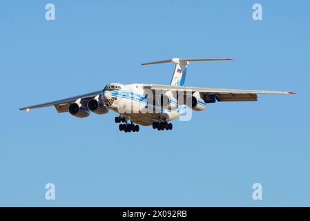 SAINT-PÉTERSBOURG, RUSSIE - 20 MARS 2016 : il-76-TD-90 (RA-76952) avion de la compagnie Volga-Dnepr sur une trajectoire de descente Banque D'Images