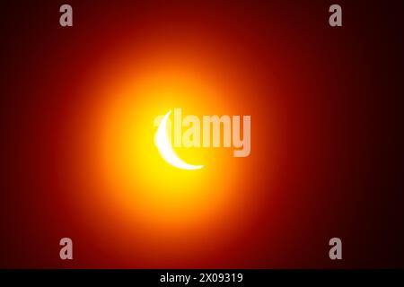 Partielle Solar Eclipse le 8 avril 2024, d'un appartement sur le toit à Williamsburg, Brooklyn. Banque D'Images