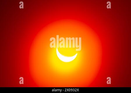 Partielle Solar Eclipse le 8 avril 2024, d'un appartement sur le toit à Williamsburg, Brooklyn. Banque D'Images