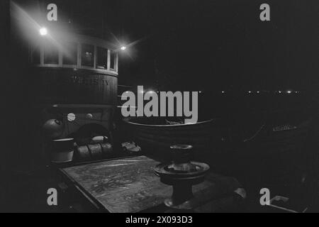 Aktuell 34-1-1973 : Storfiske på Oslo havnBrislingen skyr ikke kloakkutslipene fra storbyen. Tusenvis av skjepper som er fanget like utenfor det indre havneområdet av Oslo blir til delikate 'sardiner' som spises Med stor appetitt. Foto : ODD Ween / Aktuell / NTB ***FOTO IKKE BILDEBEHANDLET*** ce texte a été traduit automatiquement! Banque D'Images