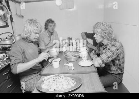 Aktuell 34-1-1973 : Storfiske på Oslo havnBrislingen skyr ikke kloakkutslipene fra storbyen. Tusenvis av skjepper som er fanget like utenfor det indre havneområdet av Oslo blir til delikate 'sardiner' som spises Med stor appetitt. Foto : ODD Ween / Aktuell / NTB ***FOTO IKKE BILDEBEHANDLET*** ce texte a été traduit automatiquement! Banque D'Images