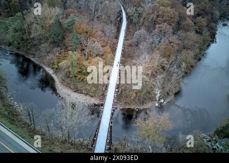 vue du tréteau rosendale passant au-dessus du ruisseau rondout au crépuscule (coucher de soleil, faible luminosité) ancien pont ferroviaire converti en vélo, chemin piétonnier (cyclisme, biki Banque D'Images