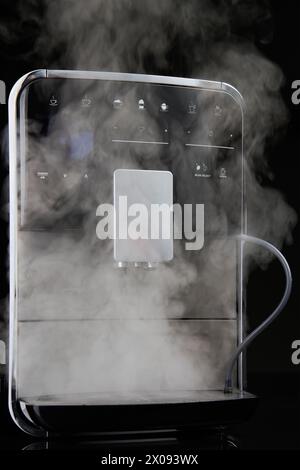 Nettoyage de la machine à café après avoir préparé du café. Vapeur chaude sortant de la machine espresso automatique, nettoyage du système de lait et détartrage. Cuisine applian Banque D'Images