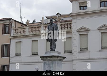 PADOUE, ITALIE- 2 MARS 2024 : Camillo Benso Cavour Statue sur la place Cavour, était un homme politique, économiste et une figure de PROUE dans le mouvement vers elle Banque D'Images