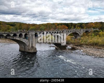 viaduc du fleuve delaware (pont ferroviaire abandonné à delaware water gap) traversant le nouveau maillot en pennsylvanie (structure ferroviaire en béton avec arches) l Banque D'Images