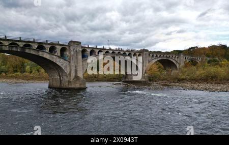 viaduc du fleuve delaware (pont ferroviaire abandonné à delaware water gap) traversant le nouveau maillot en pennsylvanie (structure ferroviaire en béton avec arches) l Banque D'Images