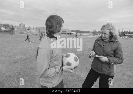 Réel 17 - 7 - 1974 : jeez, elle écrit sur les sportsAina Moberg, vingt étés vieux, Arbeiderbladet. Elle est la première femme journaliste sportive du pays. Une émergence de joie dans la vie et avec un grand désir de travailler. — Quelles opportunités Oppsal a-t-il cette saison ? Aina à Valle Hovin, ici elle interviewe Roger Hverven qui entraîne l'équipe de handball. Photo : Aage Storløkken / Aktuell / NTB ***PHOTO NON TRAITÉE*** Banque D'Images