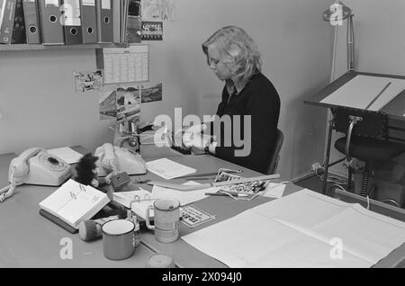 Réel 17 - 7 - 1974 : jeez, elle écrit sur les sportsAina Moberg, vingt étés vieux, Arbeiderbladet. Elle est la première femme journaliste sportive du pays. Une émergence de joie dans la vie et avec un grand désir de travailler. Photo : Aage Storløkken / Aktuell / NTB ***PHOTO NON TRAITÉE*** Banque D'Images