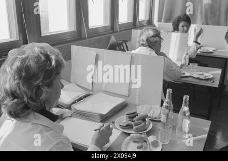 Courant 17 - 6 - 1974 : fait avec du bon goûteAu laboratoire de l'abattoir norvégien à Løren à Oslo, 16 personnes s'assoient et jugent le goût de la viande norvégienne et des produits de porc. Photo : Sverre A. Børretzen / Aktuell / NTB ***PHOTO NON TRAITÉE*** Banque D'Images