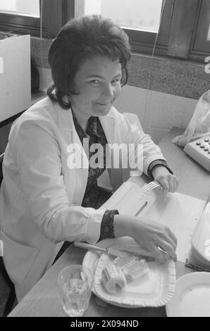 Courant 17 - 6 - 1974 : fait avec du bon goûteAu laboratoire de l'abattoir norvégien à Løren à Oslo, 16 personnes s'assoient et jugent le goût de la viande norvégienne et des produits de porc. Juge du goût Eva Hall. Photo : Sverre A. Børretzen / Aktuell / NTB ***PHOTO NON TRAITÉE*** Banque D'Images
