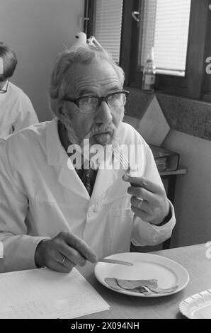 Courant 17 - 6 - 1974 : fait avec du bon goûteAu laboratoire de l'abattoir norvégien à Løren à Oslo, 16 personnes s'assoient et jugent le goût de la viande norvégienne et des produits de porc. Goûtez le juge Johan Myhre. Photo : Sverre A. Børretzen / Aktuell / NTB ***PHOTO NON TRAITÉE*** Banque D'Images