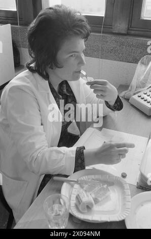 Courant 17 - 6 - 1974 : fait avec du bon goûteAu laboratoire de l'abattoir norvégien à Løren à Oslo, 16 personnes s'assoient et jugent le goût de la viande norvégienne et des produits de porc. Juge du goût Eva Hall. Photo : Sverre A. Børretzen / Aktuell / NTB ***PHOTO NON TRAITÉE*** Banque D'Images