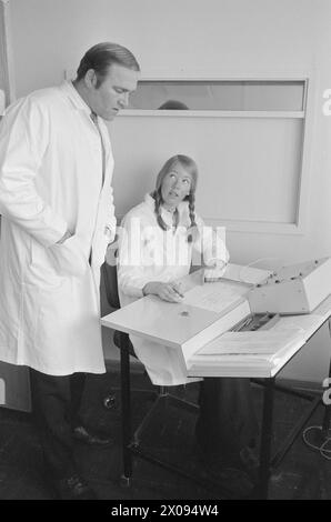 Courant 17 - 6 - 1974 : fait avec du bon goûteAu laboratoire de l'abattoir norvégien à Løren à Oslo, 16 personnes s'assoient et jugent le goût de la viande norvégienne et des produits de porc. Photo : Sverre A. Børretzen / Aktuell / NTB ***PHOTO NON TRAITÉE*** Banque D'Images