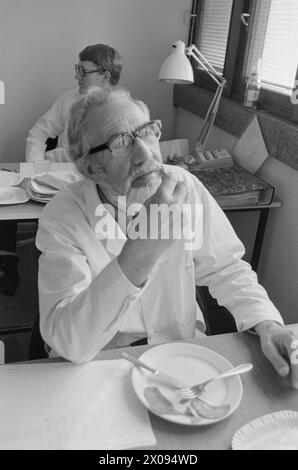 Courant 17 - 6 - 1974 : fait avec du bon goûteAu laboratoire de l'abattoir norvégien à Løren à Oslo, 16 personnes s'assoient et jugent le goût de la viande norvégienne et des produits de porc. Goûtez le juge Johan Myhre. Photo : Sverre A. Børretzen / Aktuell / NTB ***PHOTO NON TRAITÉE*** Banque D'Images