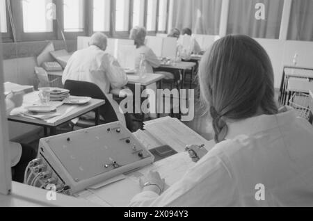 Courant 17 - 6 - 1974 : fait avec du bon goûteAu laboratoire de l'abattoir norvégien à Løren à Oslo, 16 personnes s'assoient et jugent le goût de la viande norvégienne et des produits de porc. Photo : Sverre A. Børretzen / Aktuell / NTB ***PHOTO NON TRAITÉE*** Banque D'Images