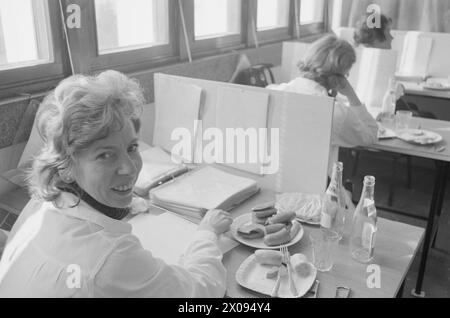 Courant 17 - 6 - 1974 : fait avec du bon goûteAu laboratoire de l'abattoir norvégien à Løren à Oslo, 16 personnes s'assoient et jugent le goût de la viande norvégienne et des produits de porc. Photo : Sverre A. Børretzen / Aktuell / NTB ***PHOTO NON TRAITÉE*** Banque D'Images